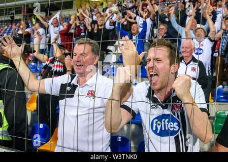 Riga, Lettonia. 17 luglio 2019. DUNDALK FC fan dopo il loro team a vincere a sanzioni, durante la UEFA Champions League 1° round seconda gamba partita di calcio tra RIGA FC E DUNDALK FC. Sconto stadium, Riga Credito: Gints Ivuskans/Alamy Live News Foto Stock