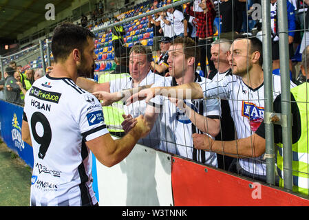 Riga, Lettonia. 17 luglio 2019. Patrick Hoban risponde con il suo team DUNDALK FC ventole, dopo la vittoria a sanzioni UEFA Champions League 1° round seconda gamba partita di calcio tra RIGA FC E DUNDALK FC. Sconto stadium, Riga Credito: Gints Ivuskans/Alamy Live News Foto Stock