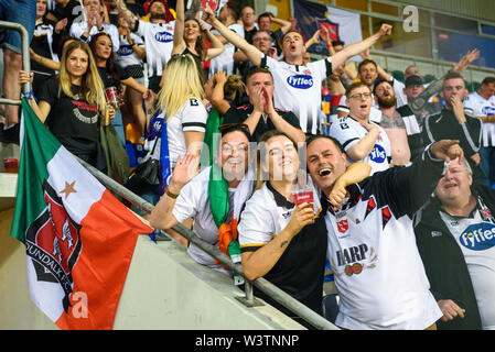 Riga, Lettonia. 17 luglio 2019. DUNDALK FC fan dopo il loro team a vincere a sanzioni, durante la UEFA Champions League 1° round seconda gamba partita di calcio tra RIGA FC E DUNDALK FC. Sconto stadium, Riga Credito: Gints Ivuskans/Alamy Live News Foto Stock