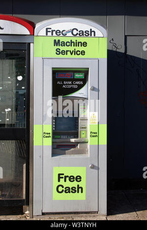 Free Cash,High Street,Cash dispenser,l'ATM,carte bancarie,carte di credito Foto Stock