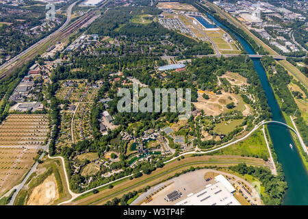 Vista aerea del giardino zoologico di Gelsenkirchen esperienza ZOOM mondo con l'Africa, Asia e aree di Alaska, parchi giochi, gite in barca e ristoranti a Gelsenkirche Foto Stock