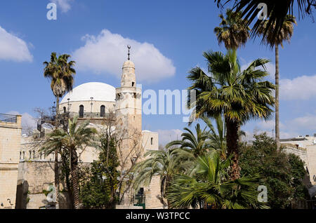 La luminosa e bianca cupola neo-bizantina „Sinagoga di Hurva „, anche sinagoga rovina, dietro un vecchio minareto, quartiere ebraico nella Città Vecchia di Gerusalemme Foto Stock