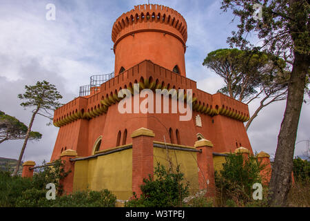 Capitano castello in cima alla collina in Villa Pallavicini Park, Genova Pegli Foto Stock