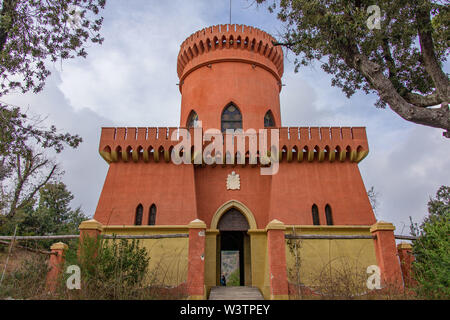 Capitano castello in cima alla collina in Villa Pallavicini Park, Genova Pegli Foto Stock