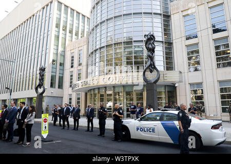 New York, Stati Uniti d'America. 17 Luglio, 2019. Ufficiali di polizia di guardia al di fuori di una corte federale a New York City Brooklyn borough, gli Stati Uniti, 17 luglio 2019. I giudici statunitensi hanno condannato messicano il perno del fuso a snodo di farmaco Joaquin 'El' Chapo Guzman alla vita in prigione, secondo un udienza in tribunale qui il mercoledì. Credito: Wang Ying/Xinhua/Alamy Live News Foto Stock