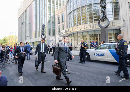 New York, Stati Uniti d'America. 17 Luglio, 2019. Jeffrey Lichtman (C), avvocato per droga messicano il perno del fuso a snodo Joaquin 'El' Chapo Guzman lascia dopo Guzman la condanna al di fuori di una corte federale a New York City Brooklyn borough, gli Stati Uniti, 17 luglio 2019. I giudici statunitensi hanno condannato messicano il perno del fuso a snodo di farmaco Joaquin 'El' Chapo Guzman alla vita in prigione, secondo un udienza in tribunale qui il mercoledì. Credito: Wang Ying/Xinhua/Alamy Live News Foto Stock