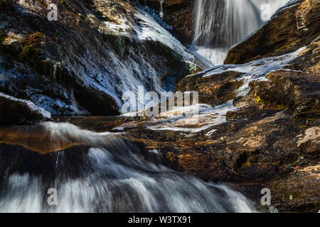 Vista ravvicinata di un Tom's Creek ghiacciato sotto le cascate vicino a Marion, Carolina del Nord, Stati Uniti. Le cascate di 60 metri si trovano sul Tom's Creek, vicino a Marion, North Carolina. Foto Stock