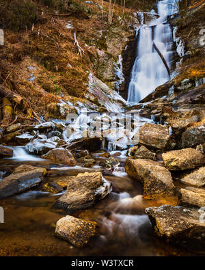 Un wintry Tom's Creek Falls, North Carolina, USA. Le cascate di 60 metri si trovano sul Tom's Creek, vicino a Marion, North Carolina. Foto Stock