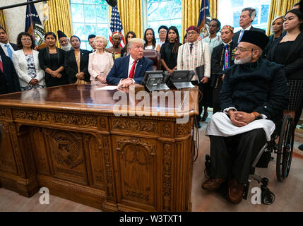 Washington, Distretto di Columbia, Stati Uniti d'America. 17 Luglio, 2019. Il Presidente degli Stati Uniti, Trump parla come egli si incontra con i superstiti della percezione religiosa nell'Ufficio Ovale della Casa Bianca a Washington DC su Mercoledì, 17 luglio 2019. Credito: Kevin Dietsch/Piscina via CNP Credito: Kevin Dietsch/CNP/ZUMA filo/Alamy Live News Foto Stock