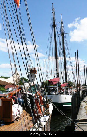 Ausgemusterte Segelschiffe im Museumshafen am Ryck, Hansestadt Greifswald, Meclenburgo-Pomerania Occidentale, Germania Foto Stock