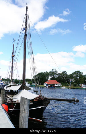 Ausgemusterte Segelschiffe im Museumshafen am Ryck, Hansestadt Greifswald, Meclenburgo-Pomerania Occidentale, Germania Foto Stock