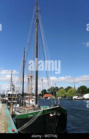 Ausgemusterte Segelschiffe im Museumshafen am Ryck, Hansestadt Greifswald, Meclenburgo-Pomerania Occidentale, Germania Foto Stock