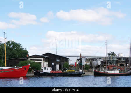 Ausgemusterte Segelschiffe im Museumshafen am Ryck, Hansestadt Greifswald, Meclenburgo-Pomerania Occidentale, Germania Foto Stock