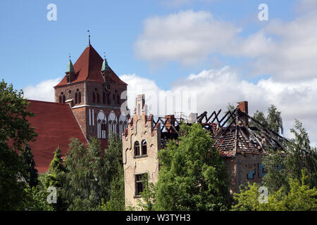 Verfallende Ruine einer alten Villa, im Hintergrund die San Marienkirche, Hansestadt Greifswald, Meclenburgo-Pomerania Occidentale, Germania Foto Stock