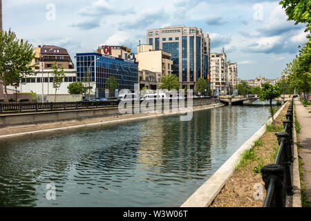 Il fiume Dambovita, Râul Dâmbovița, che scorre attraverso il calcestruzzo argini nel centro di Bucarest, București, Romania Foto Stock