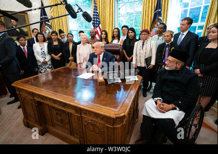 Washington, Stati Uniti d'America. 17 Luglio, 2019. Il Presidente degli Stati Uniti, Trump parla come egli si incontra con i superstiti della percezione religiosa nell'Ufficio Ovale della Casa Bianca a Washington DC su Mercoledì, 17 luglio 2019. Credito: Kevin Dietsch/Piscina via CNP | Utilizzo di credito in tutto il mondo: dpa/Alamy Live News Foto Stock