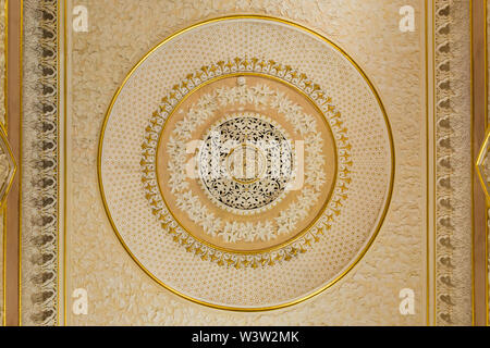 Oro e crema decorativo soffitto rotonda è salito all'interno del sito Patrimonio Mondiale dell'UNESCO del Palacio de Monserrate (Monserrate Palace), Sintra, Portogallo. Foto Stock