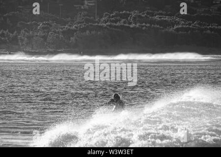 Surfer off punto Bellambi Australia Foto Stock