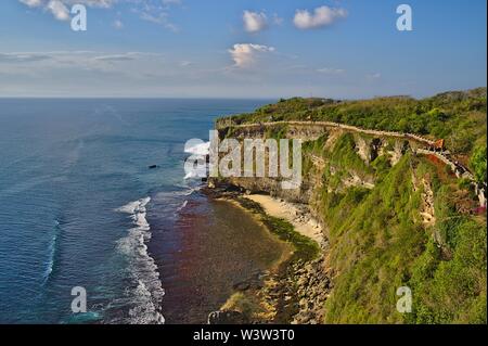 Vista sul litorale vicino al Tempio di Uluwatu di Bali Indonesia Foto Stock