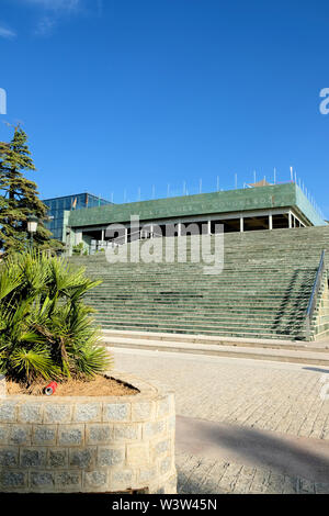 Vista esterna del Palacio de Exposiciones y Congresos convention center a Granada, in Spagna in una giornata di sole. Foto Stock