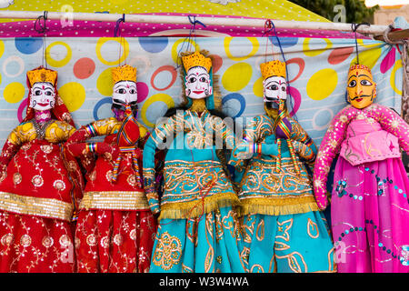 * Il Rajasthan tradizionali marionette in vendita sulla strada a Jaipur nel Rajasthan in India dove spettacoli di burattini e di antica tradizione e di intrattenimento . Foto Stock