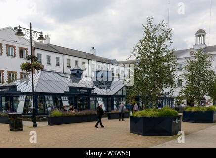 La gente camminare attraverso Lisburn Square, una commerciale pedonale; square Lisburn, in Irlanda del Nord, con una veranda stile caffetteria centro. Foto Stock