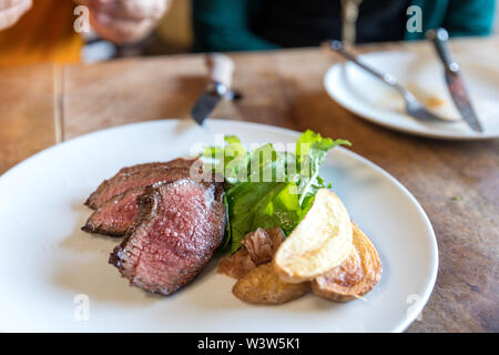 Barbecue punto Wagyu bistecca con coulotte, rucola, patata, vinaigrette di scalogno Foto Stock