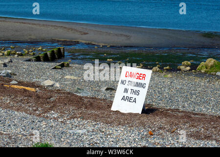 Pericolo n. nuoto in questa area segno sulla spiaggia a spiaggia a mezzaluna, B. C., Canada Foto Stock