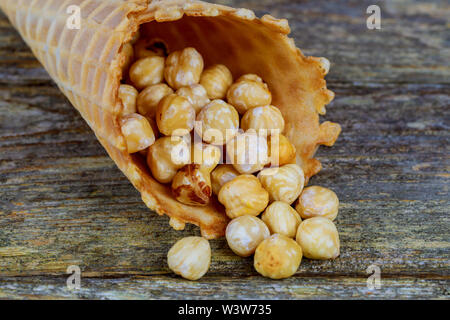 Caramello salato dado in coni di zucchero su legno Foto Stock