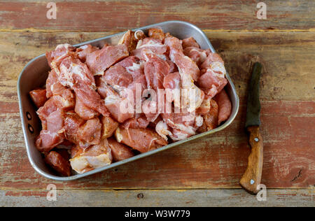 Crudo fresco di taglio di carne di maiale in piccoli pezzi in forno per shash kebab Foto Stock