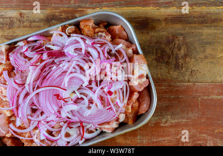 Materie piccola carne tritata con cipolla rossa per barbecue Foto Stock