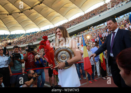 Bucarest, Romania. 17 Luglio, 2019. Simona Halep, vincitore del 2019 Wimbledon Tennis campionati, arriva in corrispondenza di una speciale cerimonia al National Arena stadium di Bucarest, Romania, 17 luglio 2019. Credito: Gabriel Petrescu/Xinhua/Alamy Live News Foto Stock
