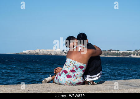 Una giovane coppia in amore bacio e abbraccio il Malecon a l'Avana, Cuba Foto Stock