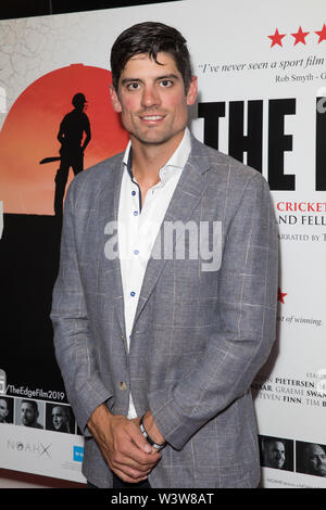 Alastair Cook assiste la prima mondiale di "BORDO' a Picturehouse centrale. Foto Stock