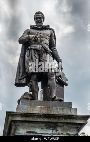 Bruges, Fiandre, Belgio - 17 Giugno 2019: Closeup di Simon Stevin statua isolata contro dark rainy cloudscape. Foto Stock