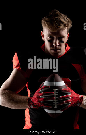 Giocatore di football americano rugby di contenimento Foto Stock