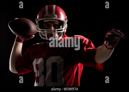 Giocatore di football americano gettando la sfera di rugby Foto Stock