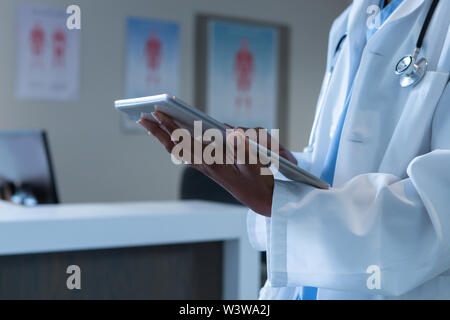 Medico donna utilizzando digitale compressa in ospedale Foto Stock