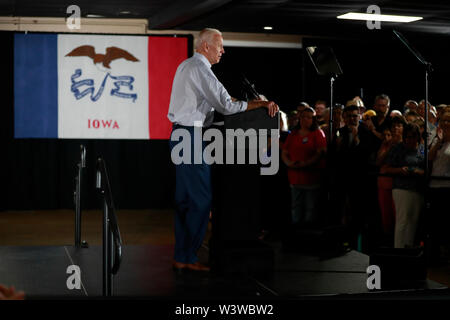 07172019 - Council Bluffs, Iowa, USA: ex vicepresidente degli Stati Uniti Joe Biden campagne per la nomination democratica per il 2020 Stati Uniti elezioni presidenziali al carro di Erba Eventi Centro, Mercoledì, Luglio 17, 2019 in Council Bluffs, Iowa. Foto Stock