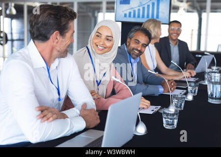 La gente di affari seduti insieme a tavola in Conferenza incontro Foto Stock