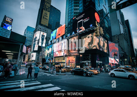 La città di New York, Stati Uniti d'America - 20 Maggio 2014: Times Square durante una serata tranquilla. Le persone sono a piedi sui marciapiedi, i taxi sono sulla strada e la pubblicità bi Foto Stock