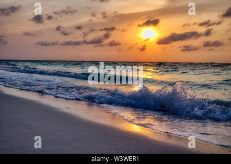 Questa unica immagine mostra il gigantesco tramonto alle Maldive. Si può facilmente vedere come il cielo raffiche e tutto diventa arancione Foto Stock