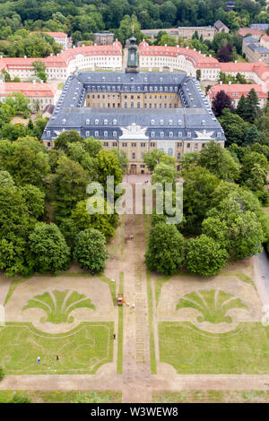 16 luglio 2019, in Sassonia, Wermsdorf: aiutanti dell'azione artista Witthaus mow le linee dell'ex giardino barocco in prati nel parco di Schloss Hubertusburg, registrato con un drone. In Europa la più grande riserva di caccia ha restituito una frazione del suo giardino perduto. Con circa 40 volontari, la Colonia azione artista ha tagliato alcune delle forme centrale di gioielleria in ex park dal 1 luglio. Su 10.000 metri quadrati, l'asse centrale e la parte centrale del giardino barocco composizione sono stati resuscitati - un decimo dell'ex complesso. Ma i visitatori del 'sassone Versailles' hanno per Foto Stock