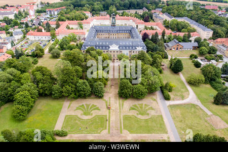 16 luglio 2019, in Sassonia, Wermsdorf: aiutanti dell'azione artista Witthaus mow le linee dell'ex giardino barocco in prati nel parco di Schloss Hubertusburg, registrato con un drone. In Europa la più grande riserva di caccia ha restituito una frazione del suo giardino perduto. Con circa 40 volontari, la Colonia azione artista ha tagliato alcune delle forme centrale di gioielleria in ex park dal 1 luglio. Su 10.000 metri quadrati, l'asse centrale e la parte centrale del giardino barocco composizione sono stati resuscitati - un decimo dell'ex complesso. Ma i visitatori del 'sassone Versailles' hanno per Foto Stock