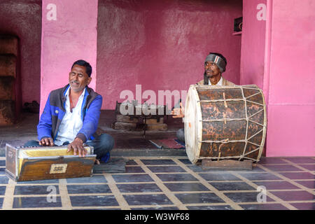 Deshnok, India - 11 Febbraio 2019: Indiano uomini suonare il tamburo e Harmonium di Karni Mata Temple o ratti tempio a Deshnok. Rajasthan Foto Stock