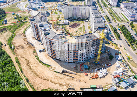 Vista aerea della costruzione della città sito con alto giallo Industrial Gru a torre. drone immagine Foto Stock