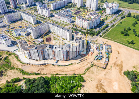 Antenna vista panoramica di nuova costruzione zona residenziale. sviluppo delle infrastrutture della città