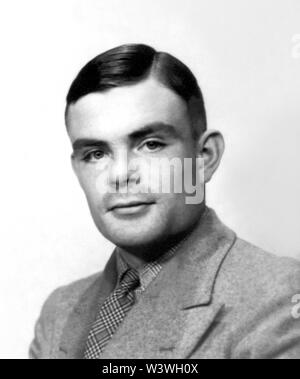 Alan Turing Mathison (1912-1954), un matematico britannico, è ampiamente considerato come il padre di informatica teorica e di intelligenza artificiale. Durante la Seconda Guerra Mondiale ha lavorato per il governo di codice e Cypher scuola a Bletchley Park, la Gran Bretagna è codebreaking centre che ha prodotto Ultra intelligence. Per un po' di Turing capanna di led 8, la sezione competente per il tedesco di crittoanalisi navale. Alan Turing ha svolto un ruolo cruciale nel cracking intercettato i messaggi codificati che ha contribuito a consentire agli alleati di sconfiggere i nazisti. (Foto circa 1930s) Foto Stock