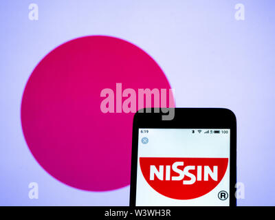 In questa foto illustrazione The Nissin Food Products Co., Ltd. Il logo è visto visualizzata su uno smartphone Foto Stock