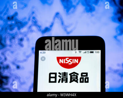 In questa foto illustrazione The Nissin Food Products Co., Ltd. Il logo è visto visualizzata su uno smartphone Foto Stock